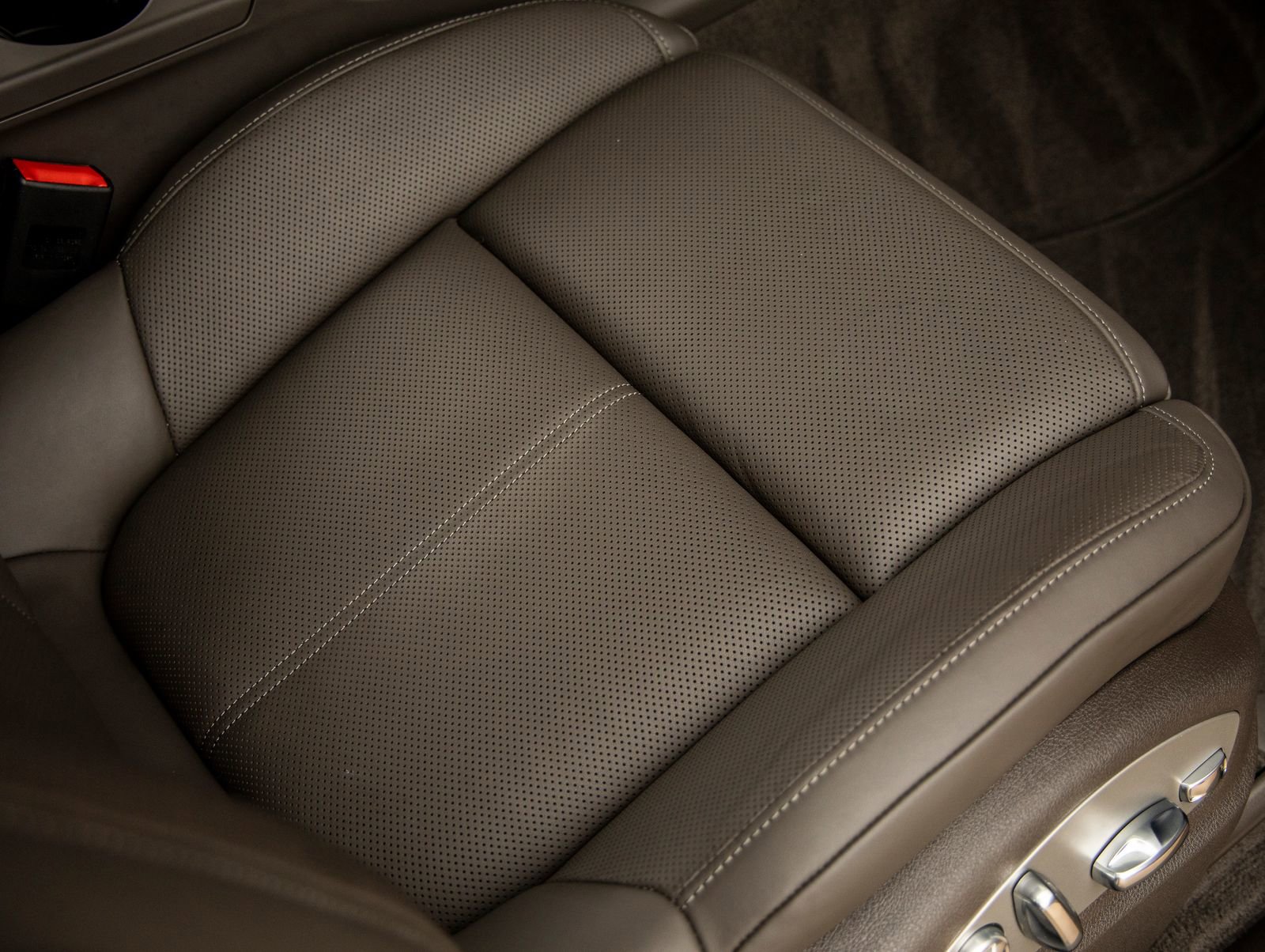 Certified 2025 Porsche Macan image 48