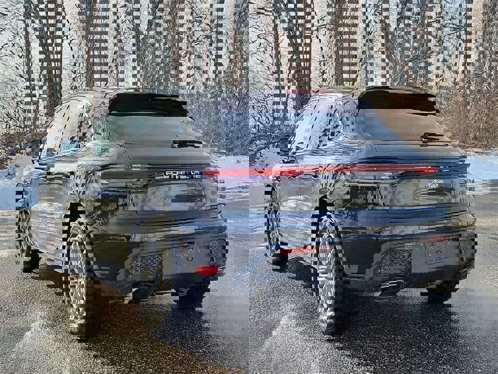 Certified 2025 Porsche Macan image 3