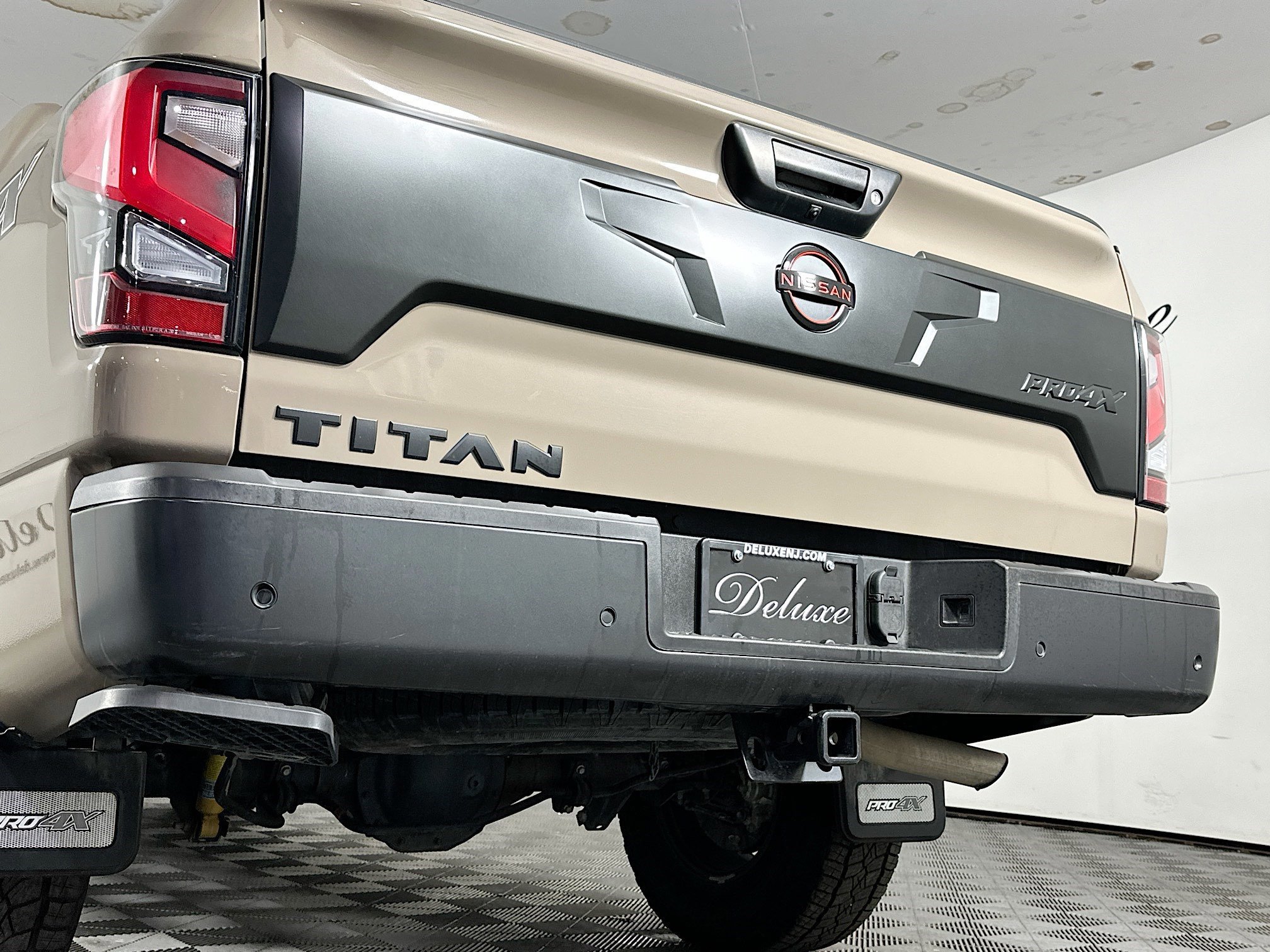 Used 2024 Nissan Titan PRO-4X w/ Pro-4x Convenience Package image 23