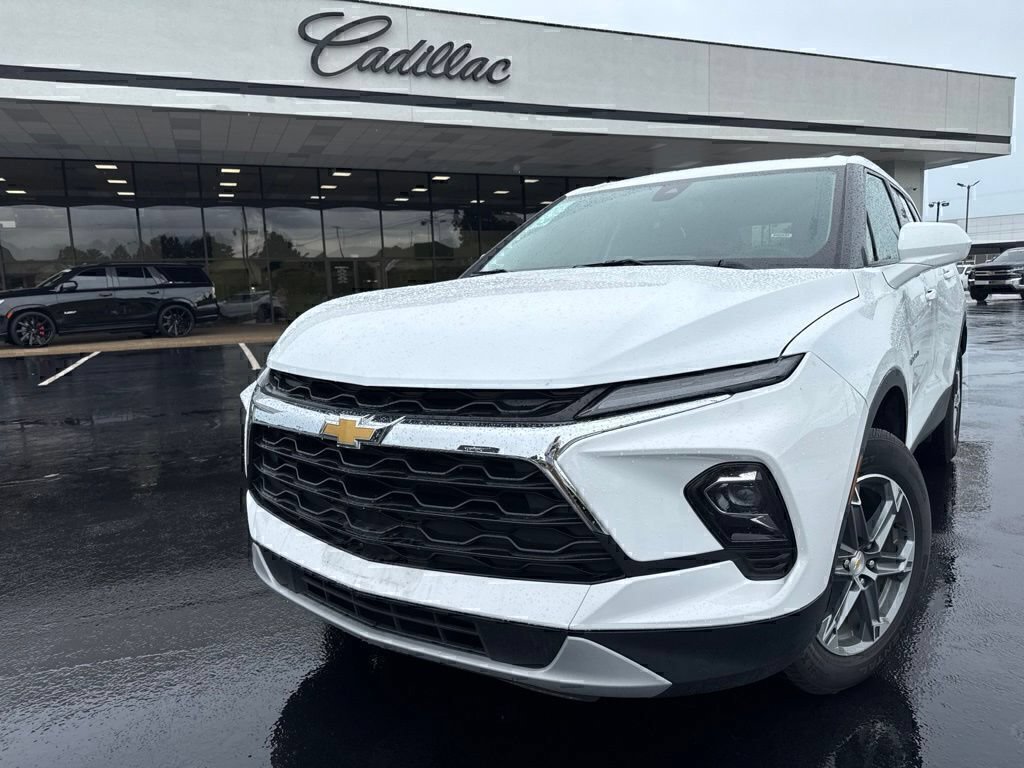 Used 2025 Chevrolet Blazer LT FWD image 2