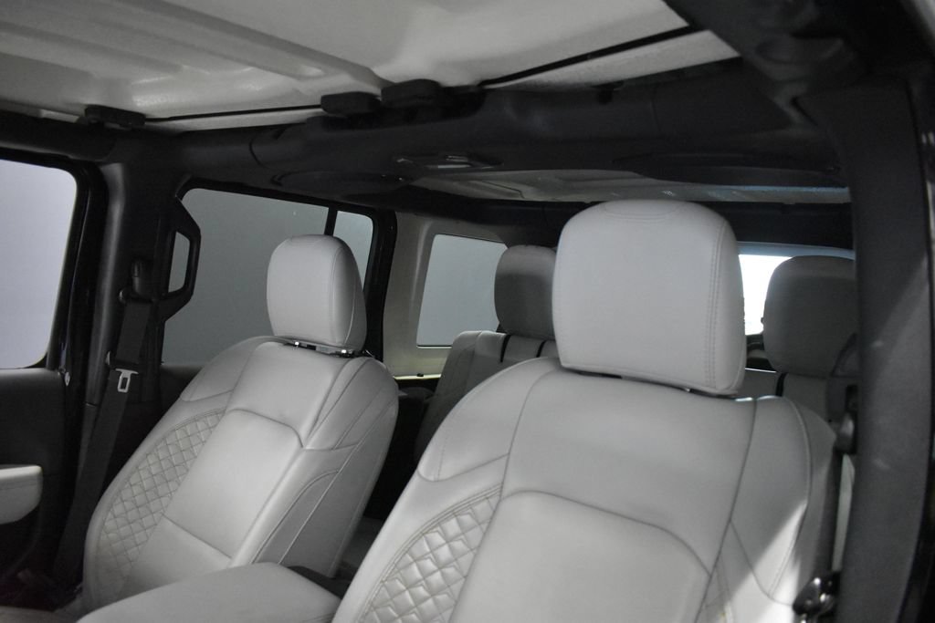 Used 2022 Jeep Wrangler Unlimited Sahara AWD/4WD image 16
