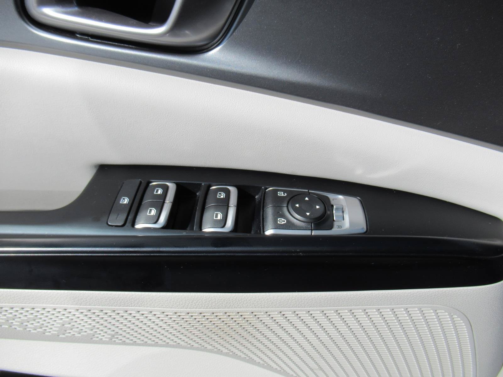 Used 2022 Kia Carnival LX FWD image 27