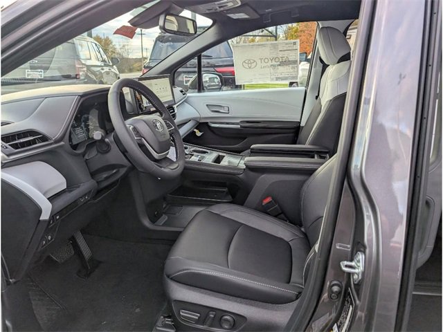 New 2025 Toyota Sienna XSE image 11