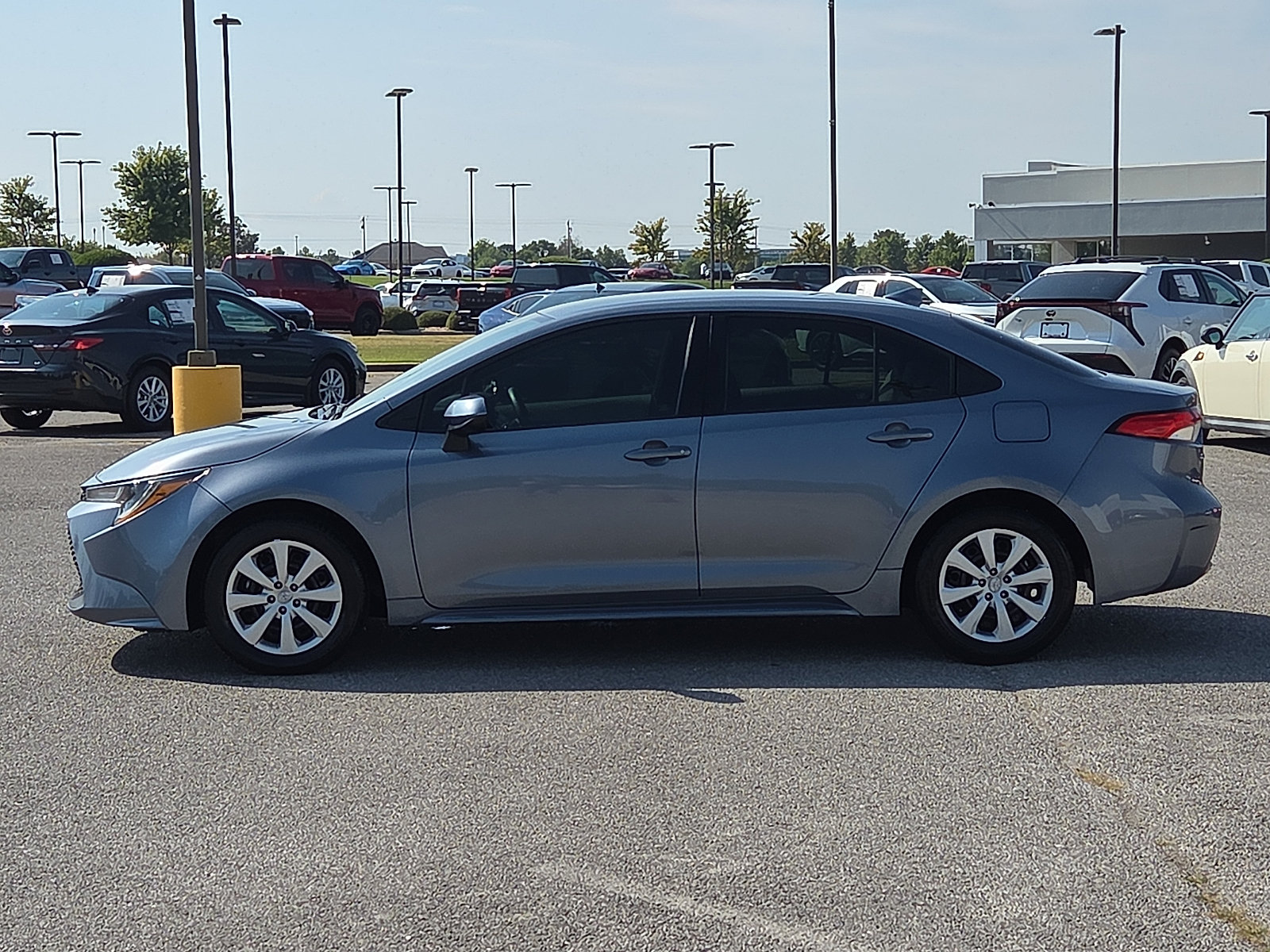Used 2022 Toyota Corolla LE FWD image 3