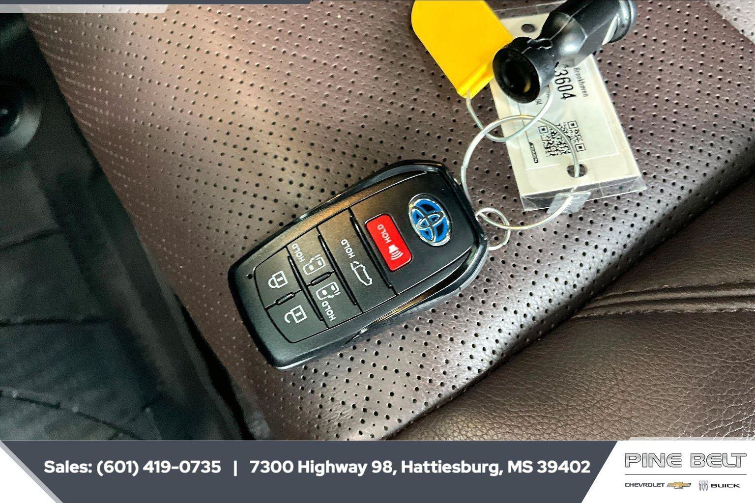 Used 2024 Toyota Sienna Platinum AWD/4WD image 9