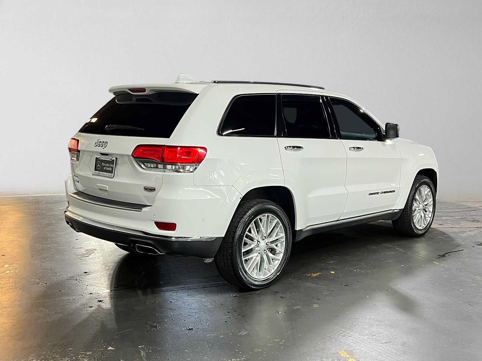 Used 2018 Jeep Grand Cherokee Summit AWD/4WD image 3