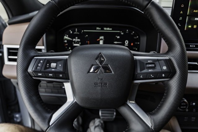 Used 2025 Mitsubishi Outlander SEL image 11