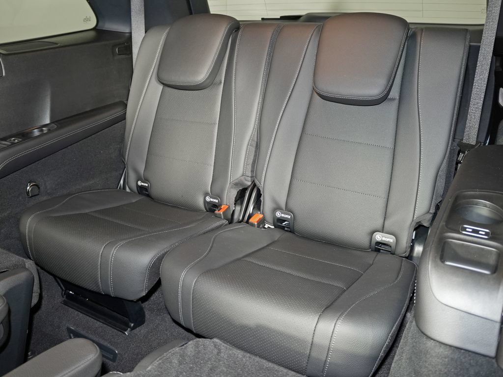 Used 2025 Mercedes-Benz GLS 450 4MATIC w/ AMG Line Exterior image 33