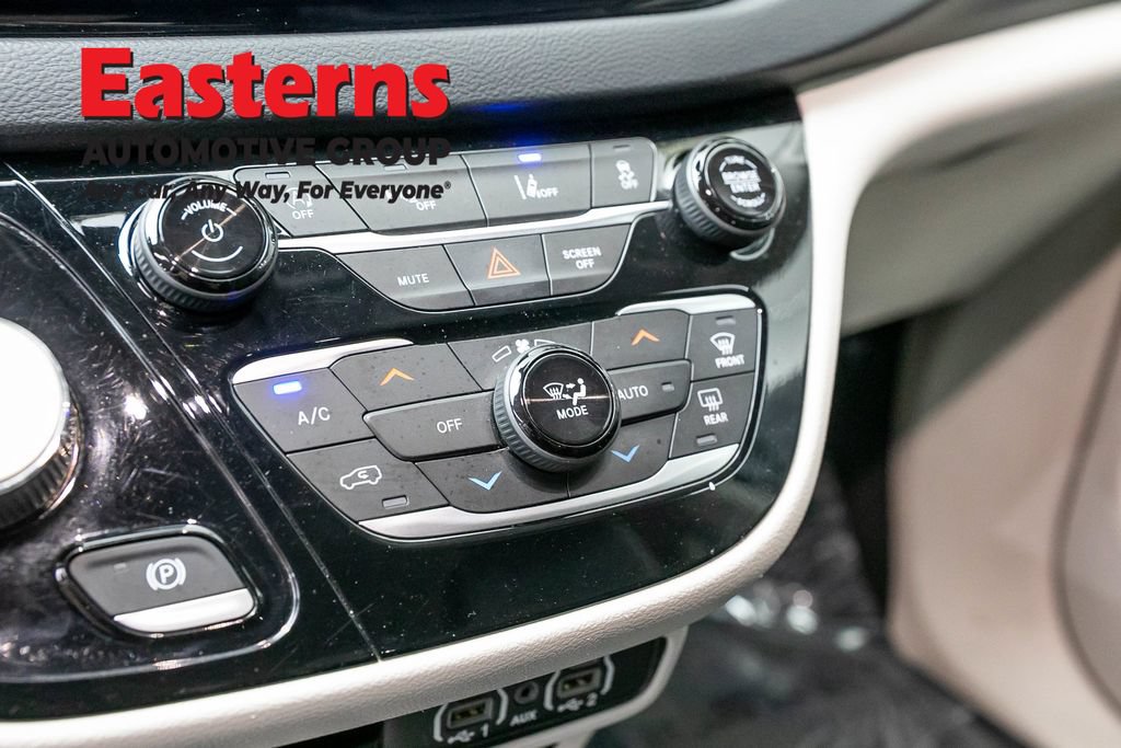 Used 2023 Chrysler Pacifica Touring-L FWD image 20