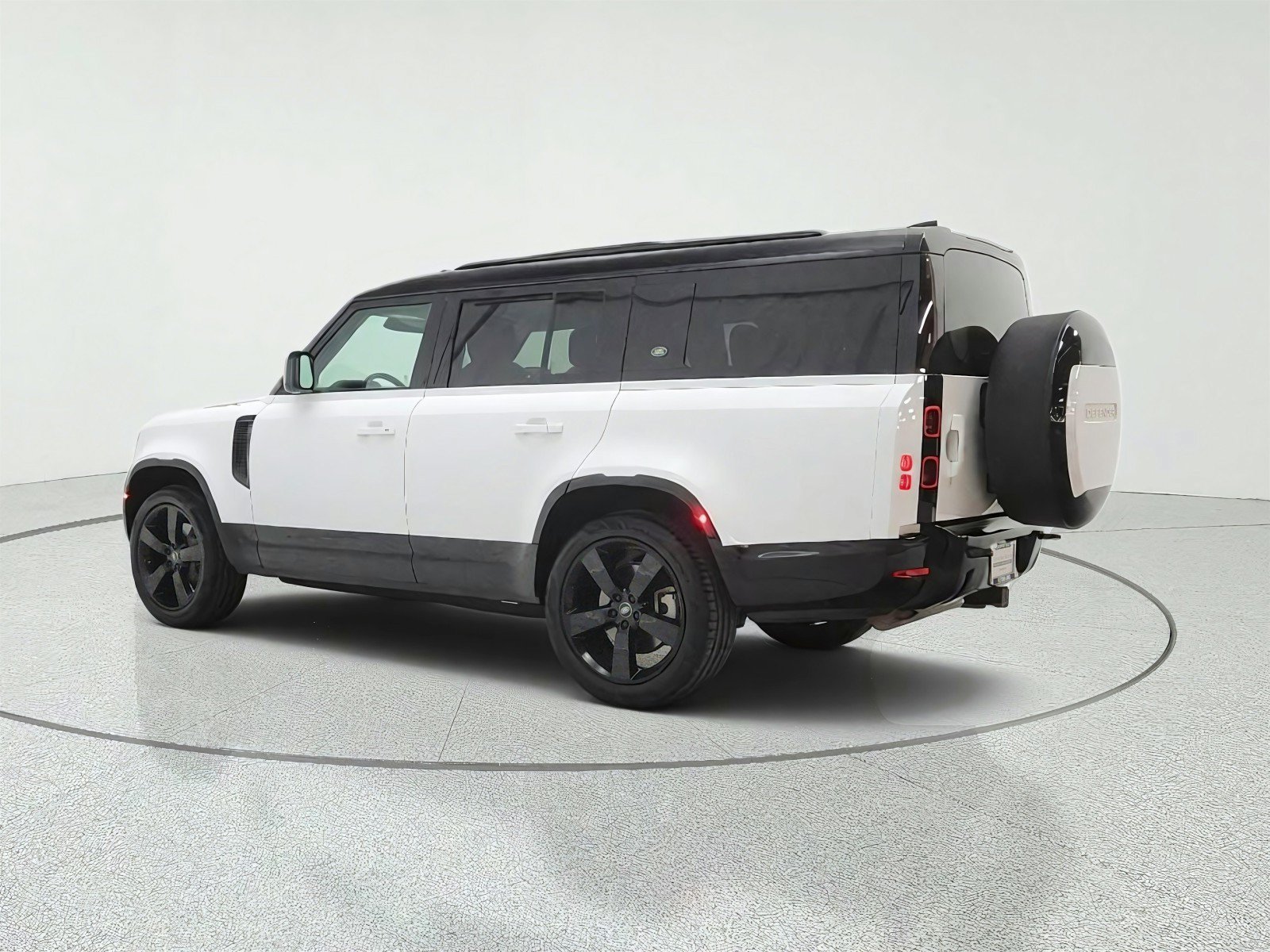 Used 2024 Land Rover Defender 130 X-Dynamic SE AWD/4WD image 7