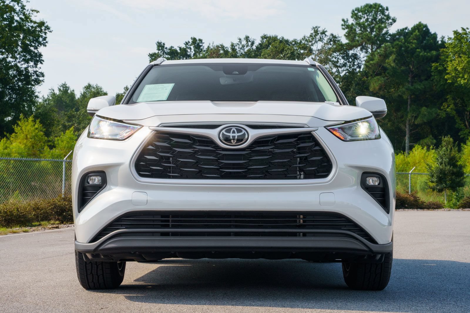 Used 2023 Toyota Highlander XLE FWD image 3