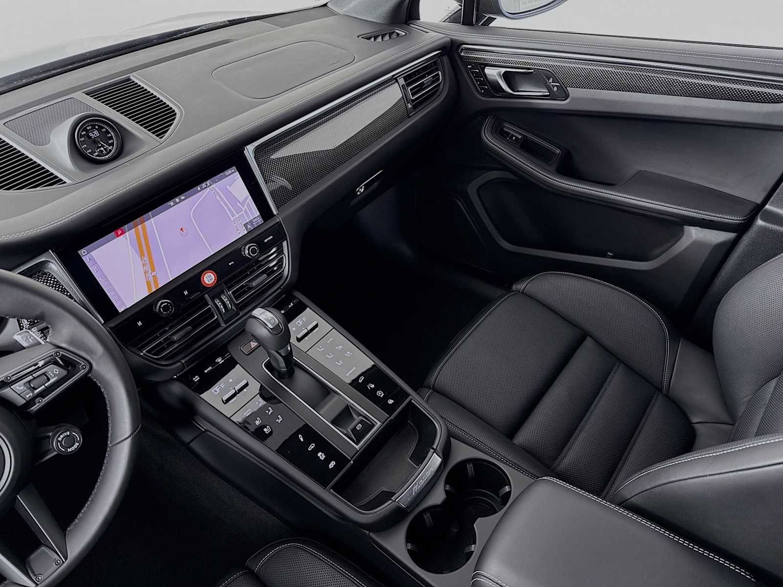 Certified 2025 Porsche Macan GTS image 26