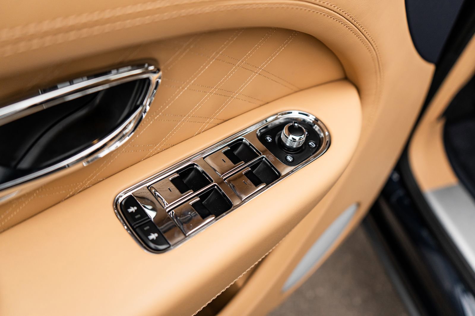 Used 2025 Bentley Bentayga image 22