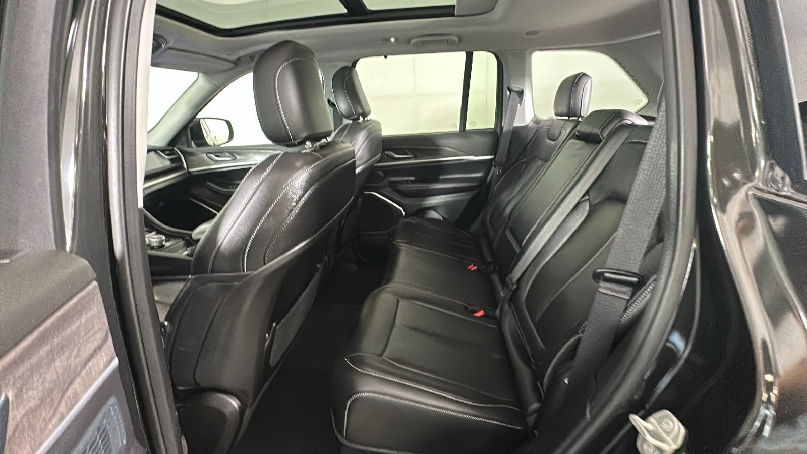 Used 2023 Jeep Grand Cherokee 4WD 4xe w/ Luxury Tech Group II image 32