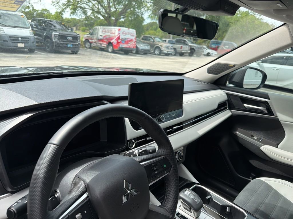 Used 2025 Mitsubishi Outlander SE image 9