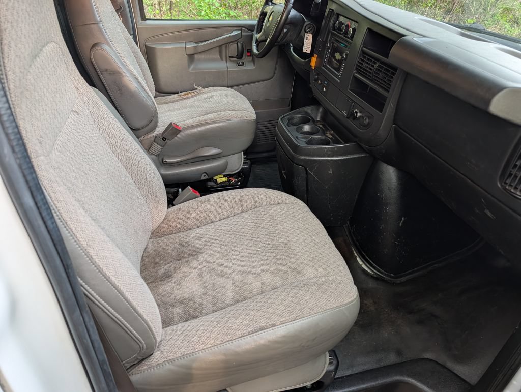 Used 2017 Chevrolet Express 3500 Extended RWD image 16