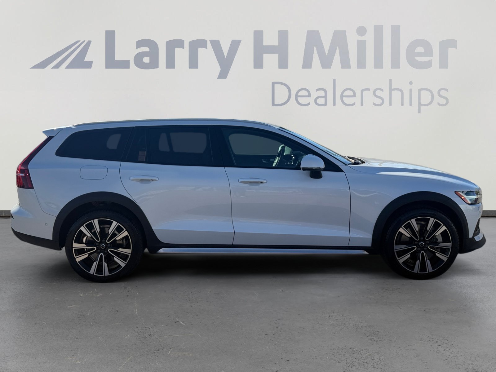 Used 2025 Volvo V60 B5 Cross Country Ultra AWD/4WD image 6