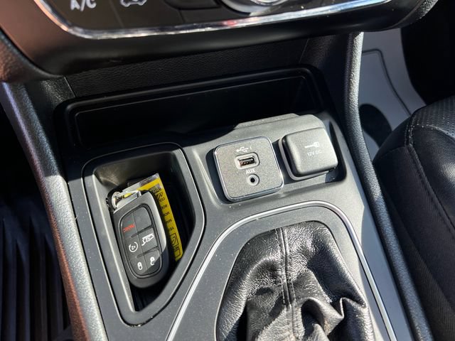 Used 2022 Jeep Cherokee Latitude Lux w/ Mopar Interior Package FWD image 19