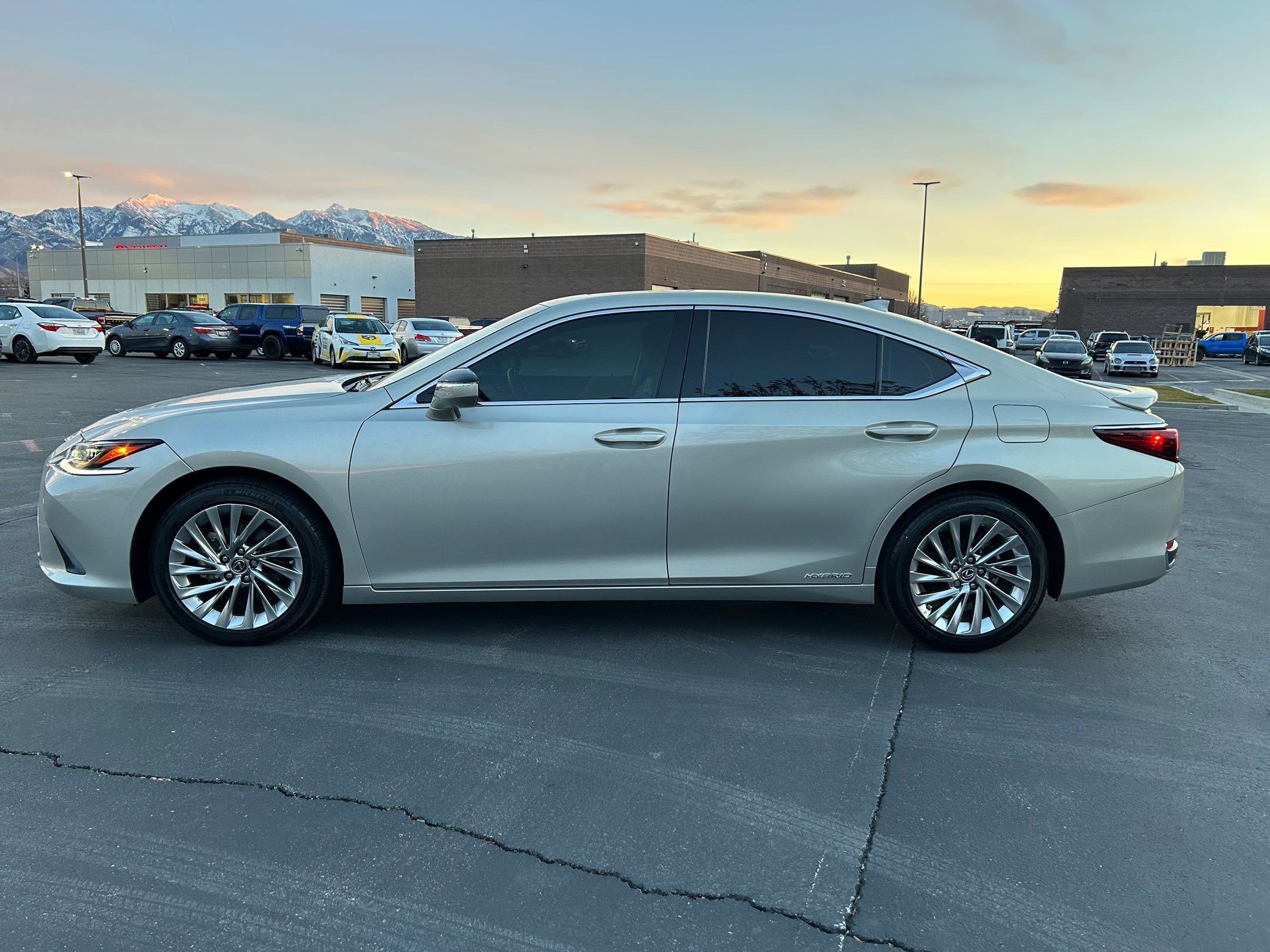 Used 2021 Lexus ES 300h Ultra Luxury image 2