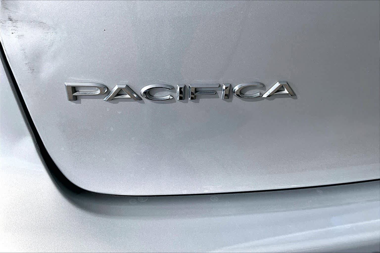 Used 2024 Chrysler Pacifica Touring-L image 10