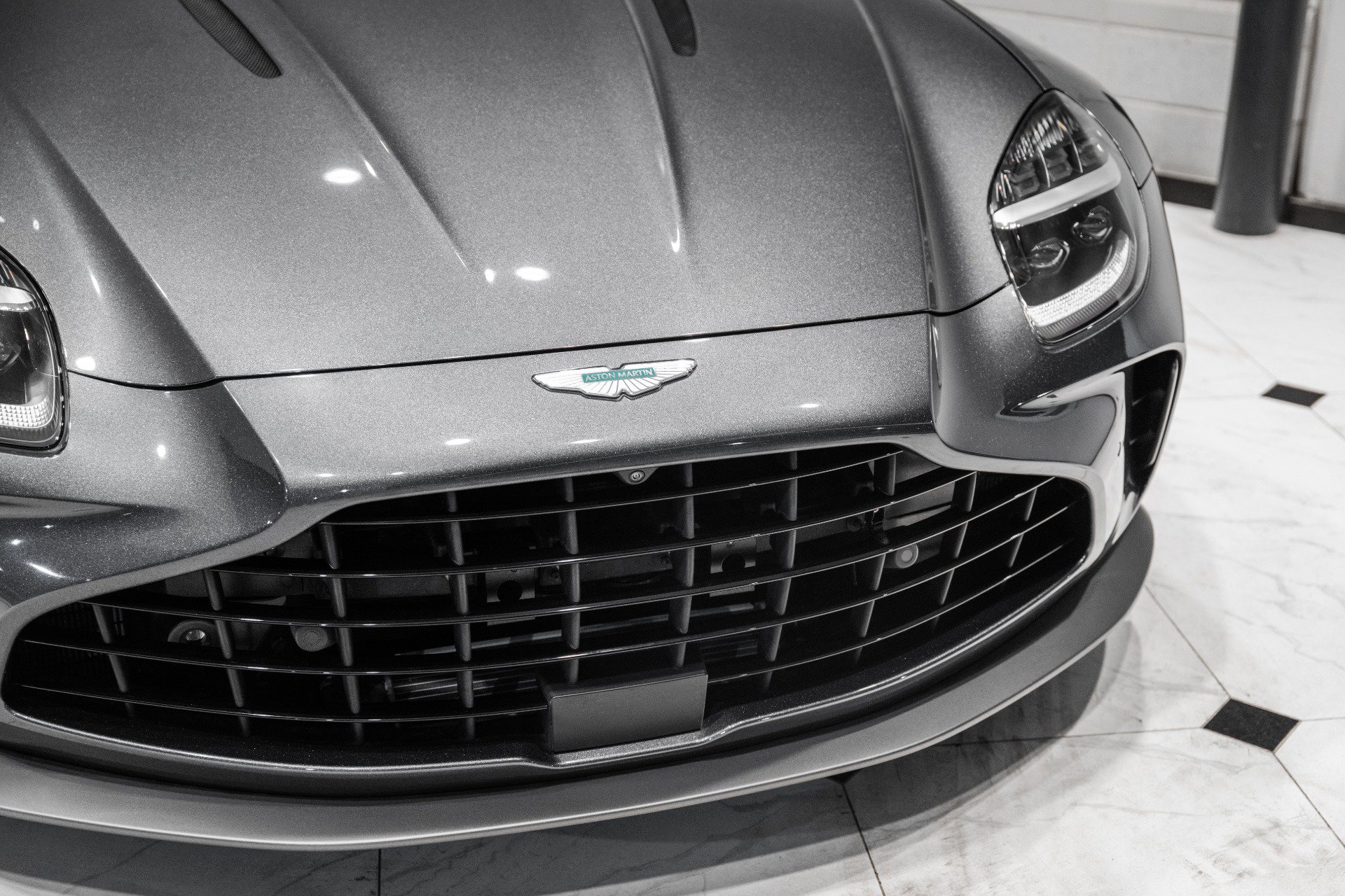 Used 2025 Aston Martin V8 Vantage Coupe RWD image 41