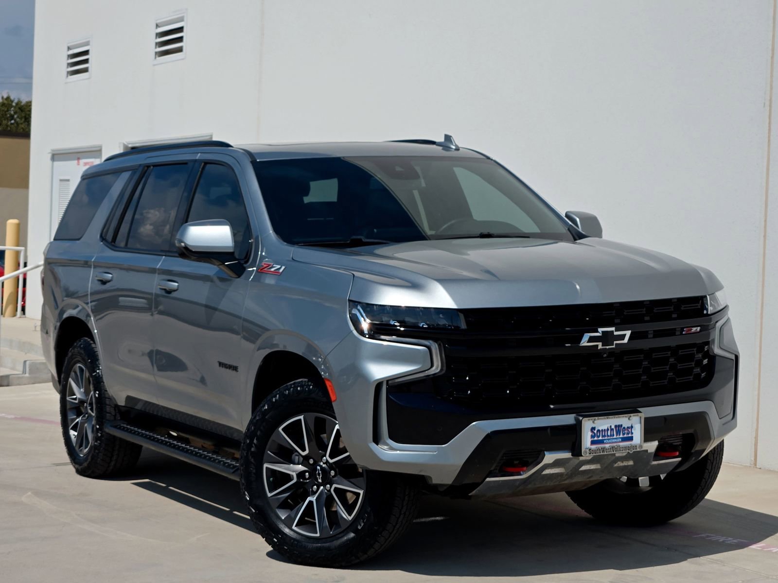 Used 2024 Chevrolet Tahoe Z71 w/ Luxury Package image 2
