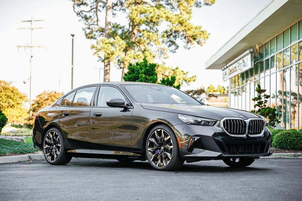 New 2026 BMW 550e xDrive w/ Premium Package image 1