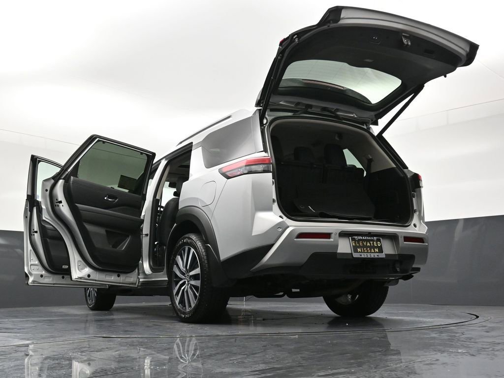 Used 2022 Nissan Pathfinder Platinum w/ Cargo Package image 39