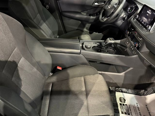 Certified 2025 Nissan Rogue SV image 30