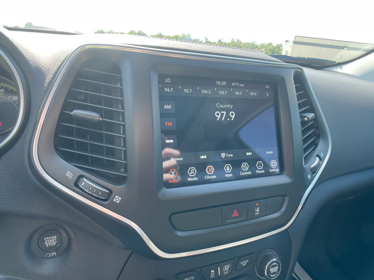 Used 2022 Jeep Cherokee Latitude Lux w/ Sun & Sound Group AWD/4WD image 17