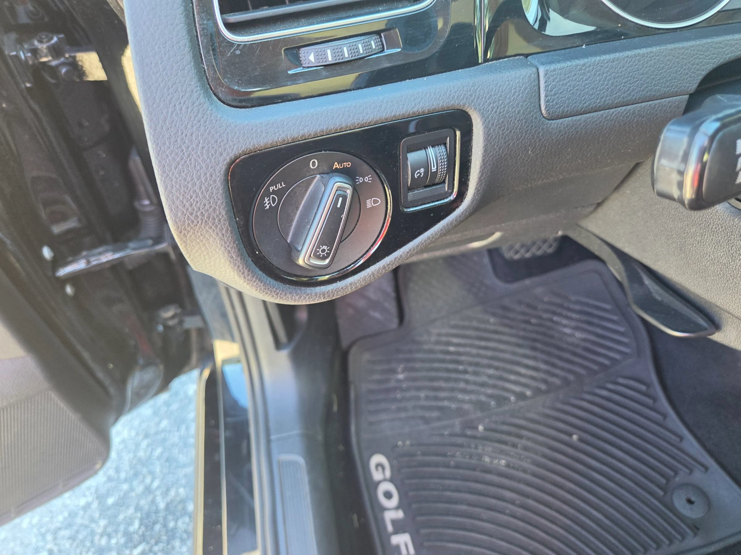 Used 2015 Volkswagen Golf SEL w/ Lighting Package (SEL) FWD image 13