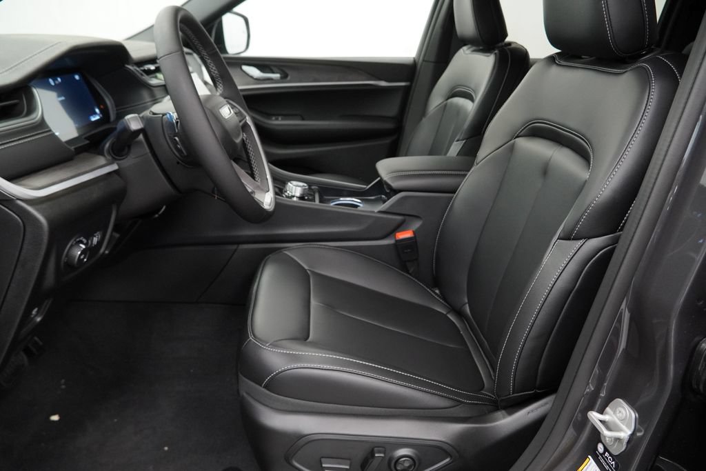 Used 2025 Jeep Grand Cherokee Limited AWD/4WD image 3