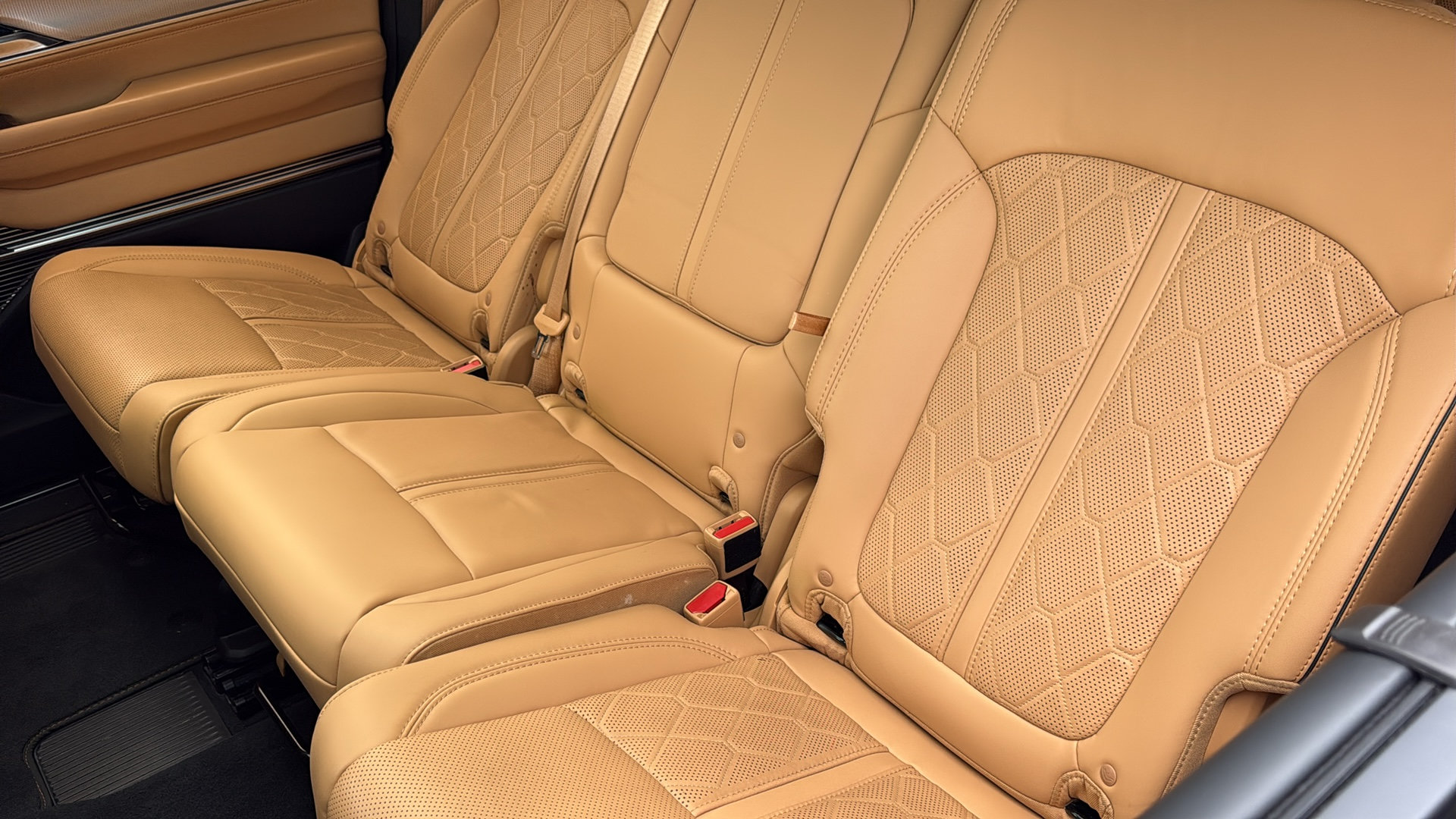 Used 2023 Jeep Grand Wagoneer Series III AWD/4WD image 29