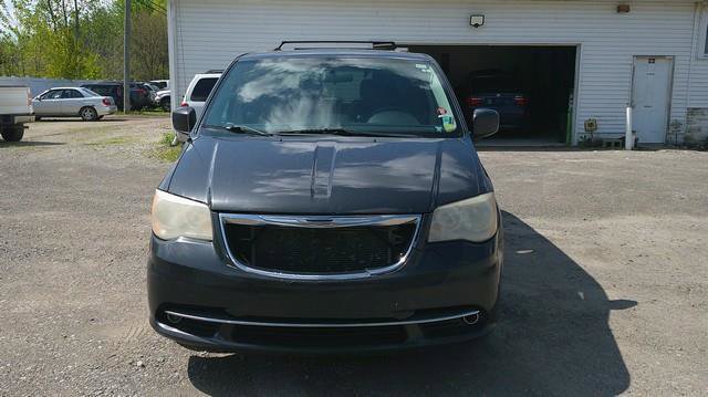 Used 2011 Chrysler Town & Country Touring-L w/ Entertainment Group #2 FWD image 6