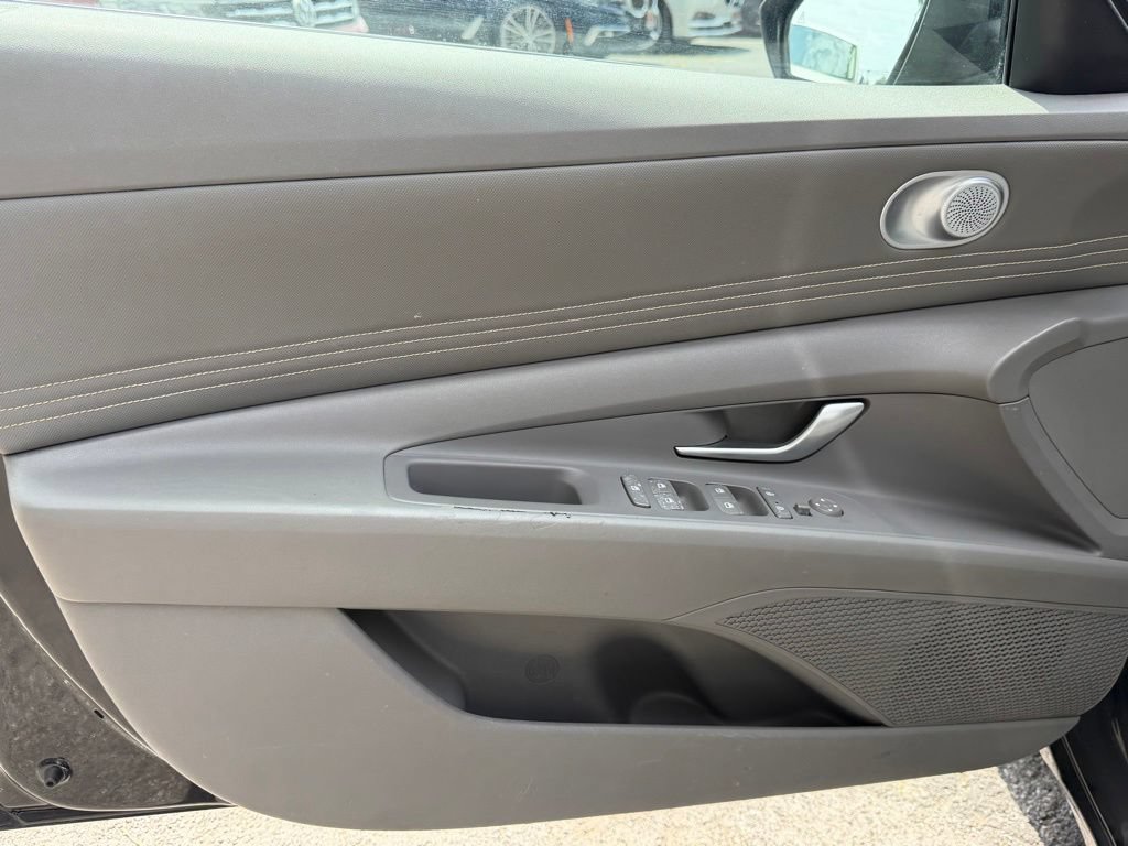 Used 2022 Hyundai Elantra SEL w/ Convenience Package FWD image 10