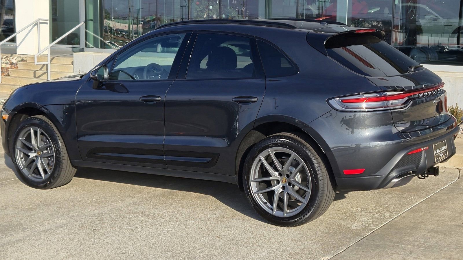 Certified 2025 Porsche Macan image 3