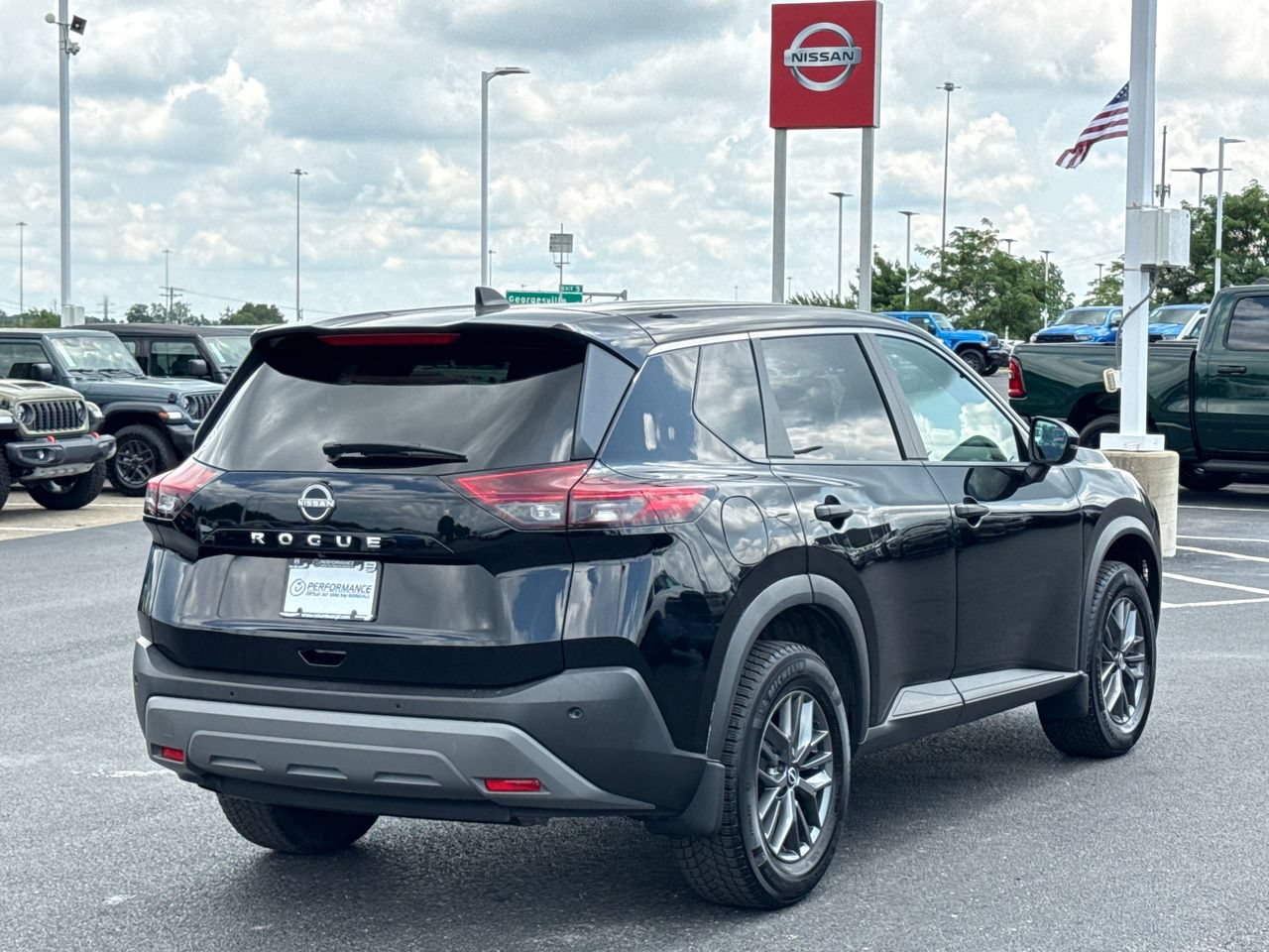 Used 2022 Nissan Rogue S FWD image 3