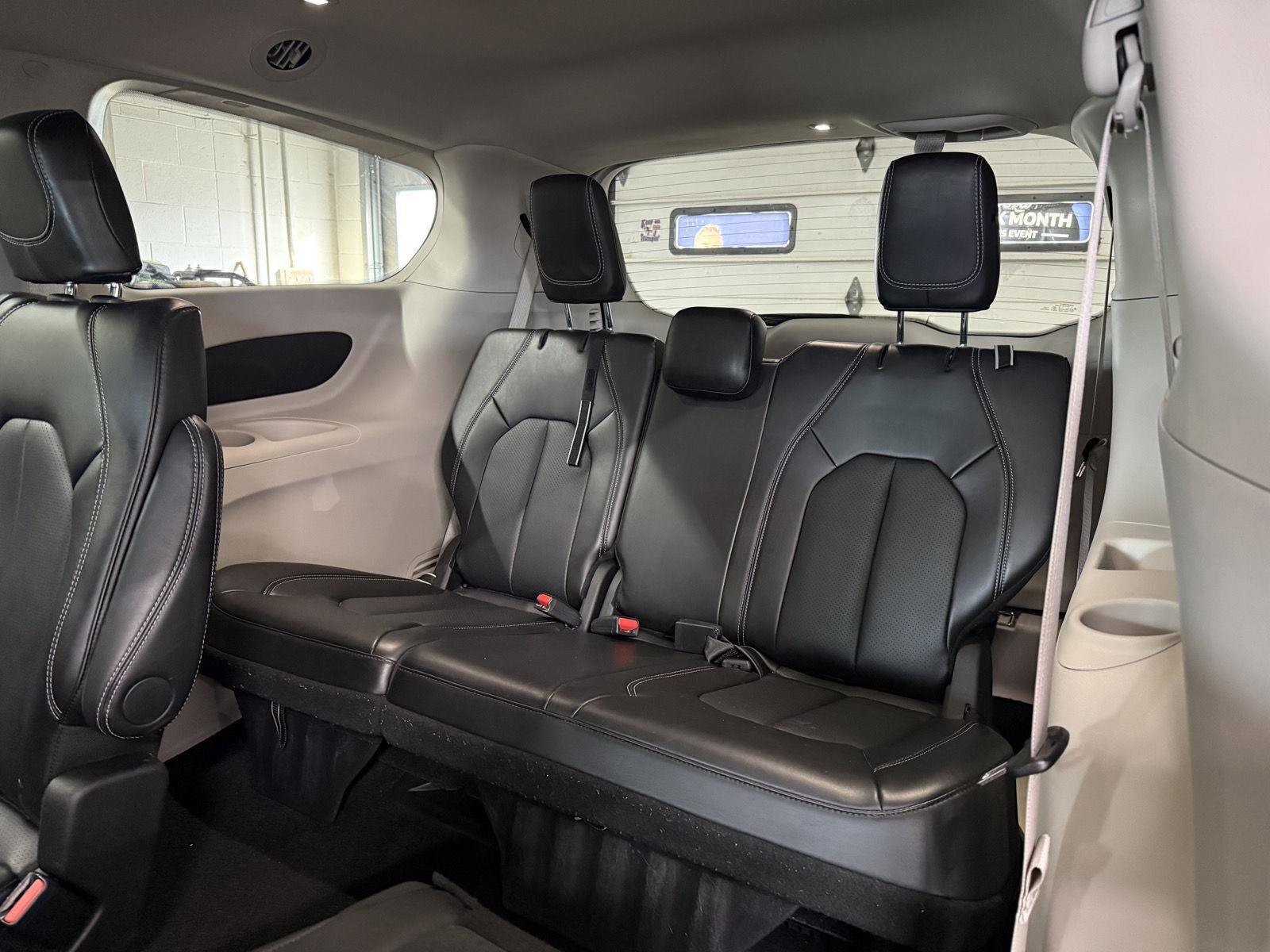 Used 2024 Chrysler Pacifica Touring-L image 17