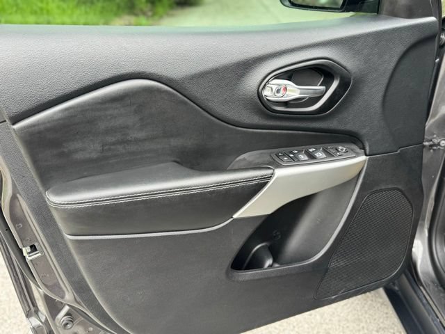 Used 2022 Jeep Cherokee Latitude AWD/4WD image 9