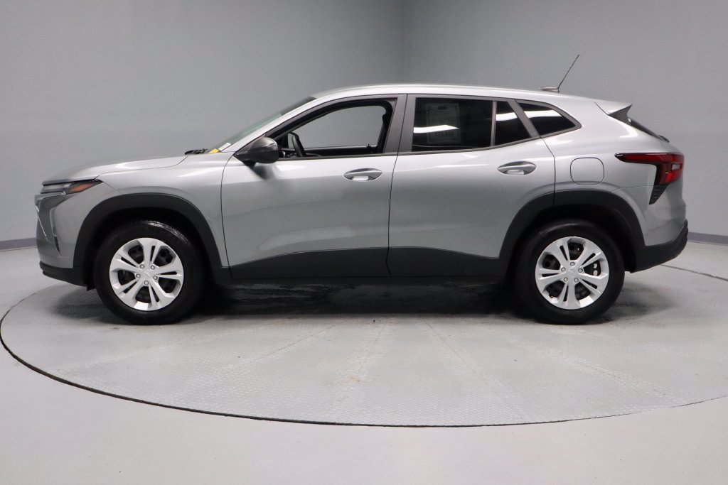 Used 2025 Chevrolet Trax LS FWD image 8