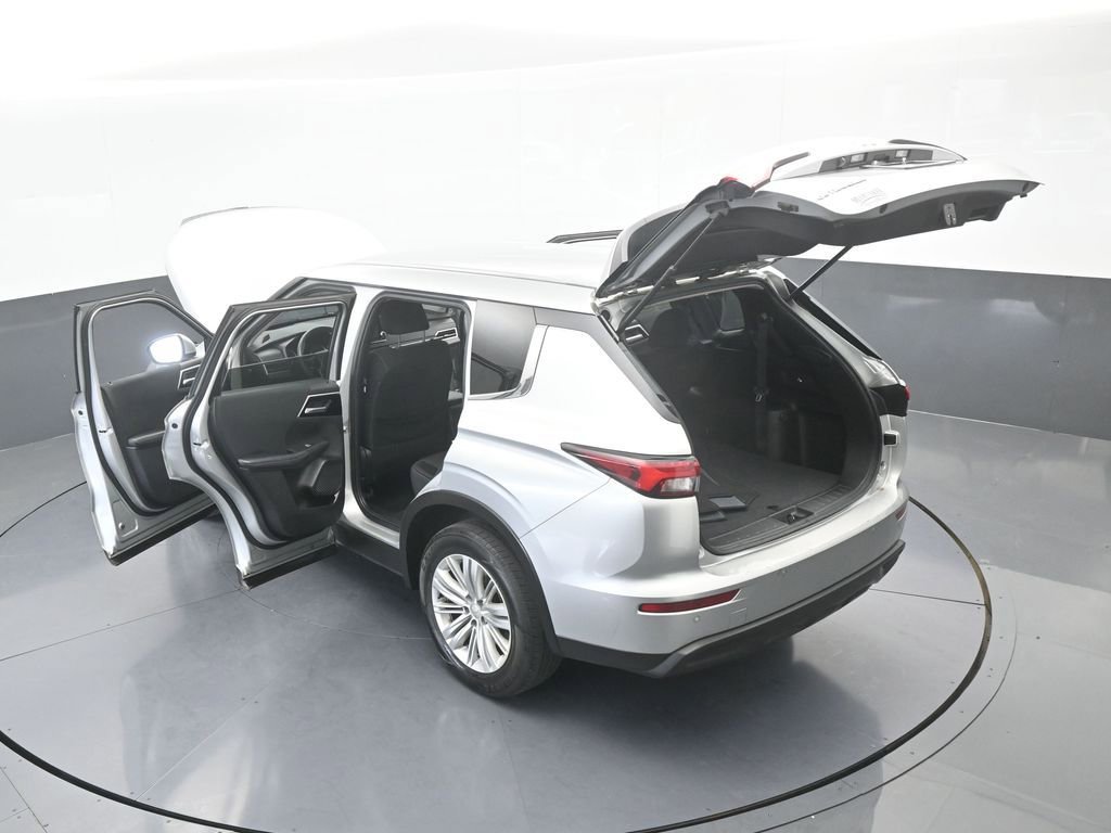 Used 2024 Mitsubishi Outlander ES image 30