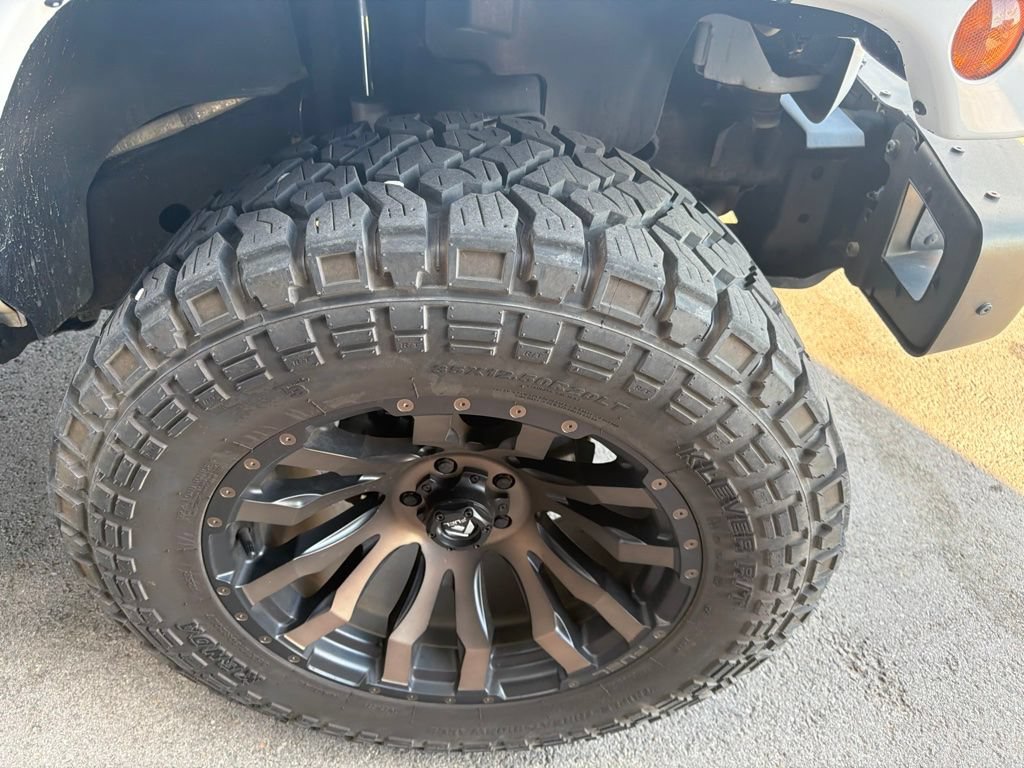 Used 2017 Jeep Wrangler Sahara AWD/4WD image 8