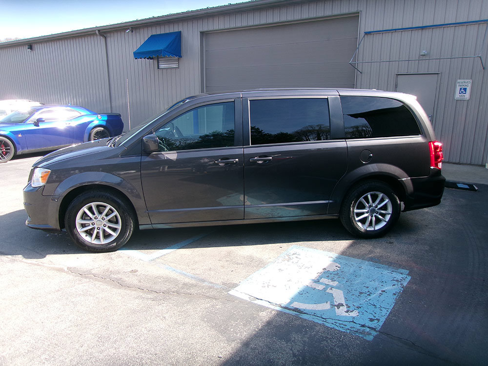 Used 2020 Dodge Grand Caravan SE FWD image 3
