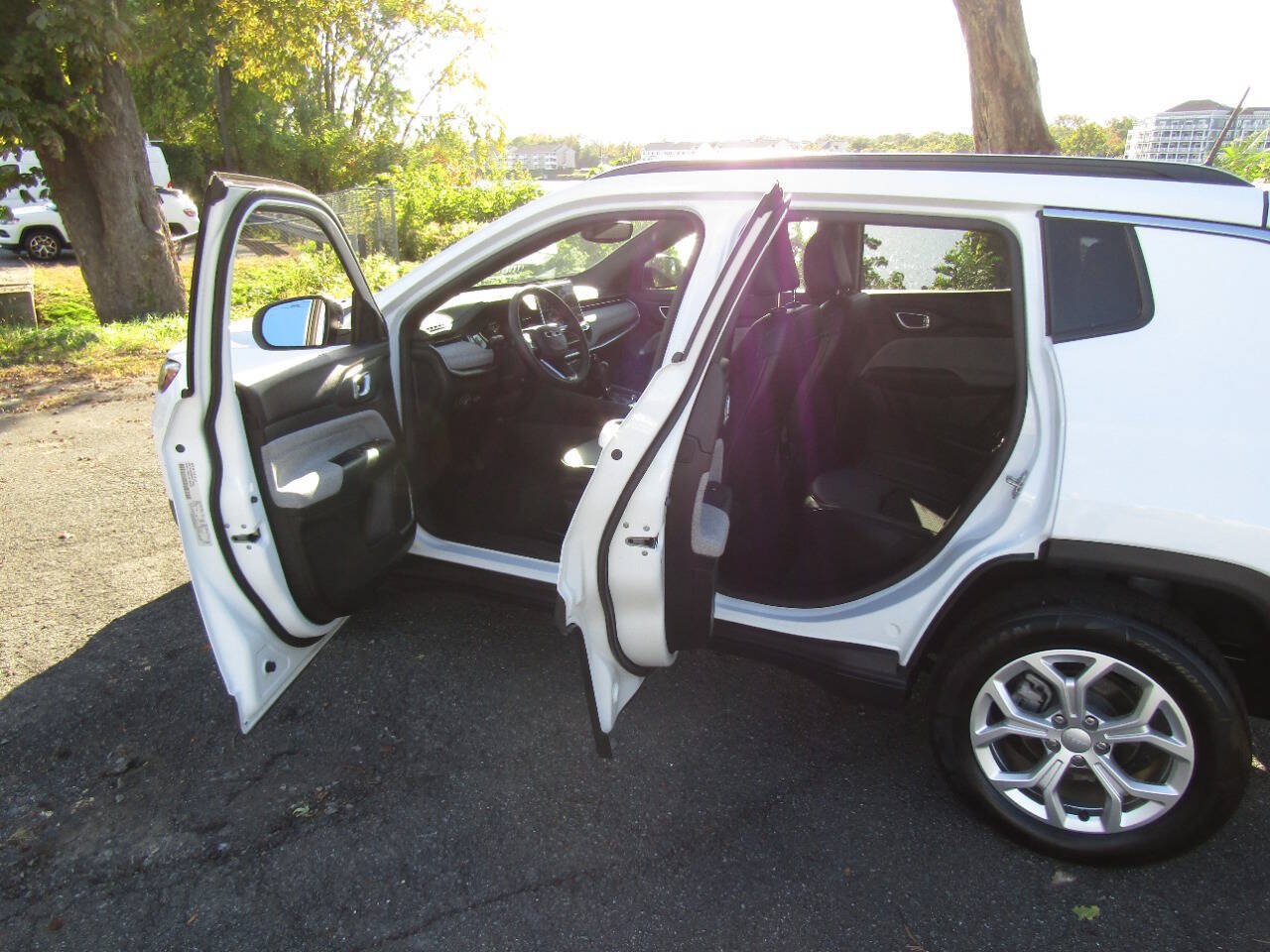 Used 2024 Jeep Compass Latitude AWD/4WD image 19
