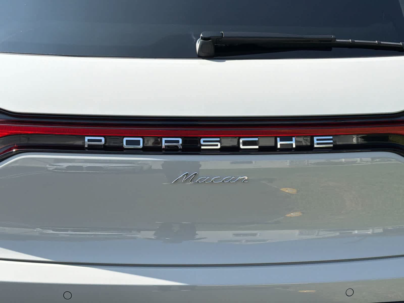 Certified 2025 Porsche Macan AWD/4WD image 31