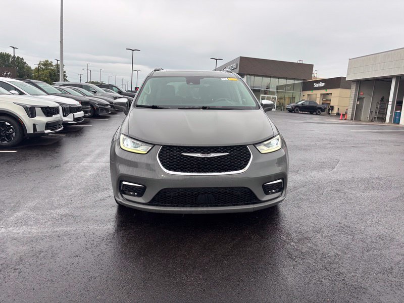 Used 2022 Chrysler Pacifica Limited FWD image 2