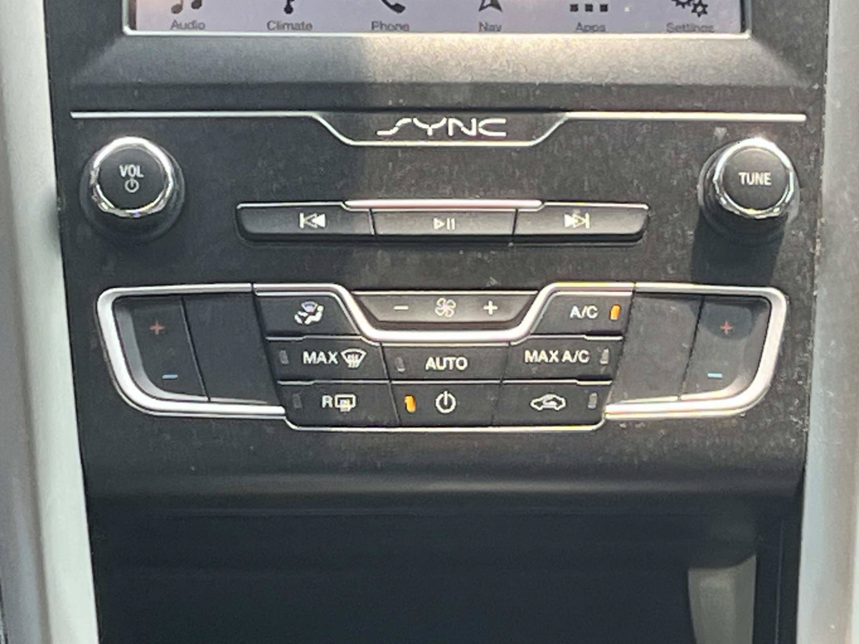 Used 2019 Ford Fusion SE FWD image 12