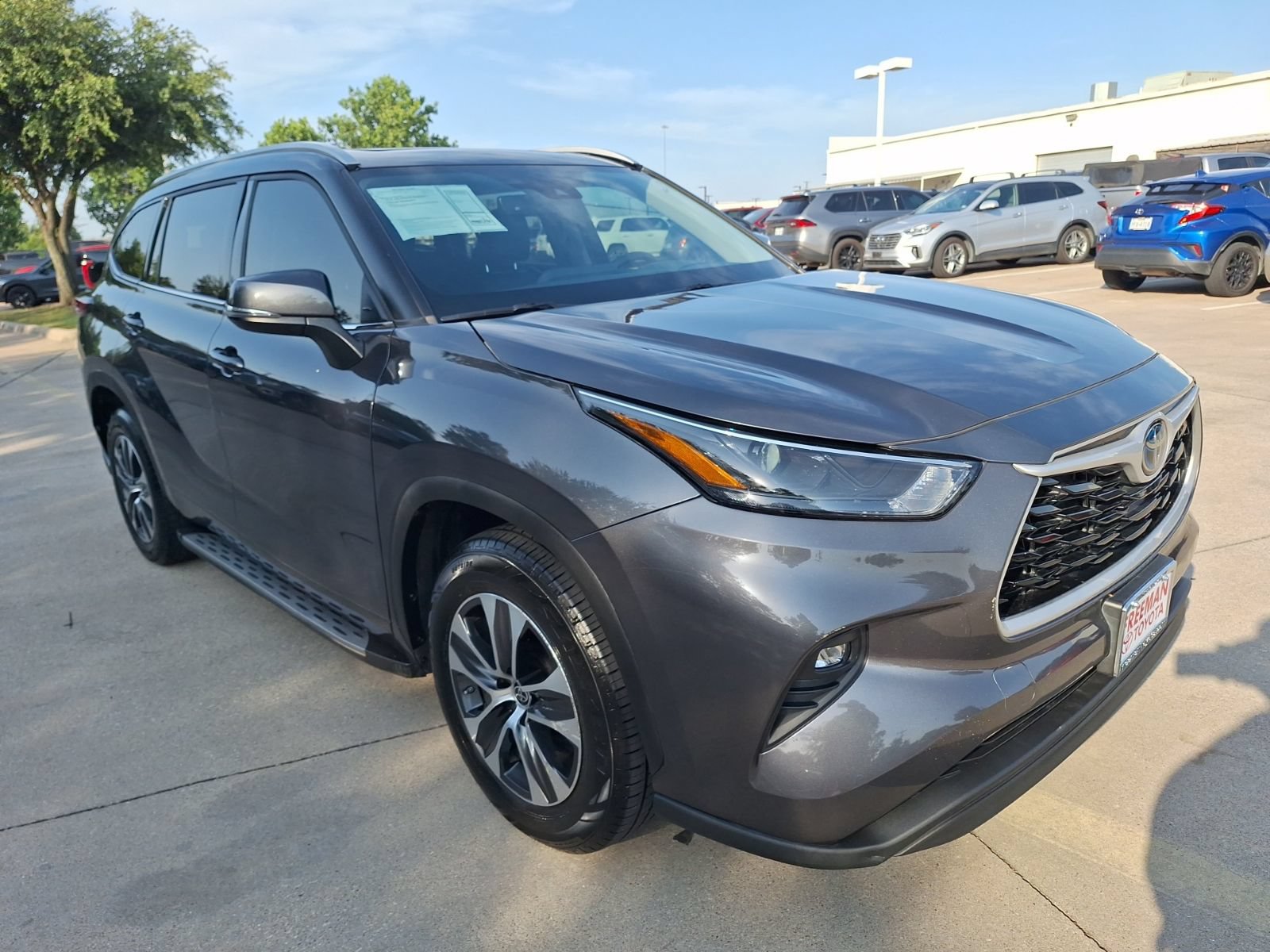 Used 2022 Toyota Highlander XLE FWD image 8