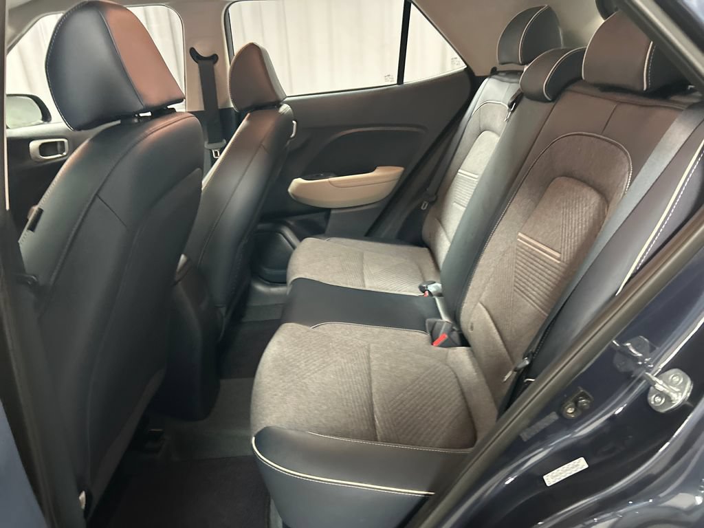 Used 2023 Hyundai Venue Limited FWD image 21