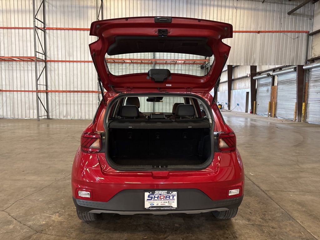 Used 2022 Hyundai Venue Limited image 11